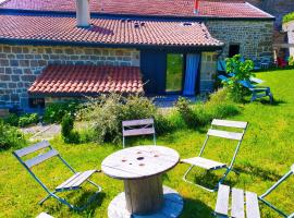 A picture of the hotel: La Bâtisse Aux Lanternes : 30 couchages. Gîte de charme spacieux classé 4*