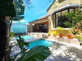 Hotel foto: Chez Paul Luxury House with Pool & Solar