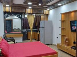 Фотография гостиницы: The Maharaja Suite Moti Nagar DLF