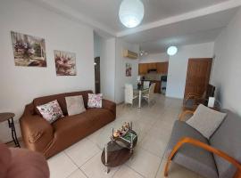 होटल की एक तस्वीर: Sunny 2 Bedroom Larnaca Center