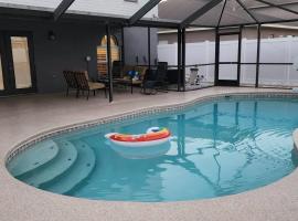 A picture of the hotel: Heated pool, hot tub newly renovated 2 story home