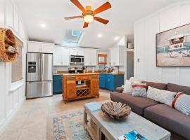 מלון צילום: Two Cottages w/ Patios - Close to Beach