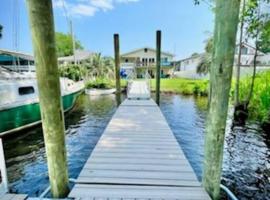 A picture of the hotel: Canal House on the ICW w/ Dock