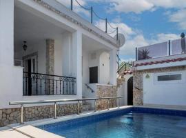 Seaside family friendly house with a swimming pool Slatine, Ciovo - 22427, отель в Слатине