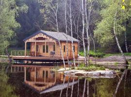 Cabane pilotis sur étang, au lac de Chaumeçon, Hotel in Saint-Martin-du-Puy