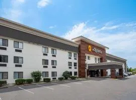 La Quinta Inn by Wyndham Indianapolis Airport Executive Dr, hotel sa Indianapolis