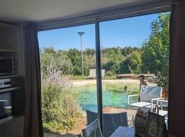 Chalet climatisé en campagne avec baignade privée、Lagnesのホテル