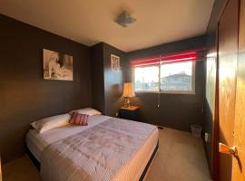 Hotel Photo: Cozy Artistic Room Available in Delta Surrey Best Price