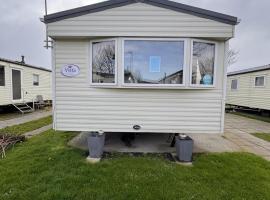 3 Bed Caravan - Sleeps 8 - Pet friendly Parking, hotell sihtkohas Abergele