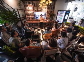 Chengdu Local Tea Hostel - Short Walk To Taikooli - Chill & Social Coffee Lounge - Metro downstairs - Free Activities - Friendly English Speaking Staff - Tibet, Panda, Buddha & Snow Mountain Tours, hotel in Chengdu