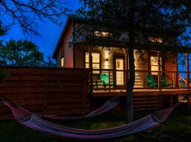 Hotel Foto: Bluebonnet Waterfront Cottage with Hot Tub