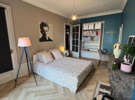 Foto di Hotel: Superbe chambre chez l'habitant