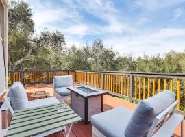 Hotel foto: Modern Escondido Home with Furnished Deck, Fire Pit!
