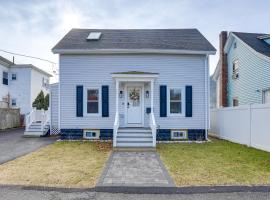 Hotel Foto: Coastal Lynn Escape with Fireplace 3 Mi to Beaches