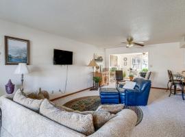 Hotel foto: Cherokee Village Townhome with 3 Community Pools!