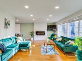 Hotel foto: Modern Kirkland Home with Sauna and Outdoor Fireplace