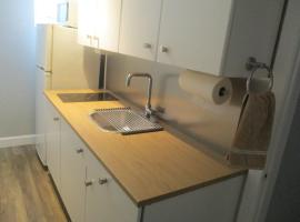 Ξενοδοχείο φωτογραφία: High Park Single room with personal washroom and kitchen for solo travelers