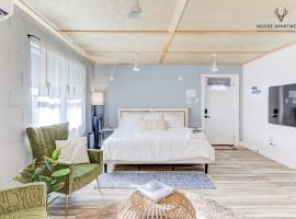 Hotel kuvat: The Moose #6 - Modern Luxe Studio with Free Parking & King Bed