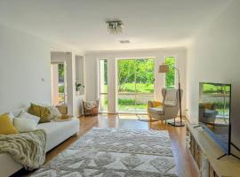Hotel Photo: Modern spacious 5-bedroom home in Northern Beaches