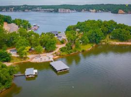 A picture of the hotel: Tree House , Bagnell Dam area