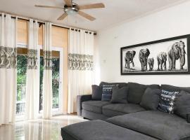 Central Upscale New Kingston Apt with pool, ξενοδοχείο στο Κίνγκστον