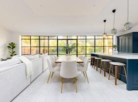 酒店照片: Luxury large house in London on 3 floors with beautiful large Kitchen/dining area (featured in magazines)