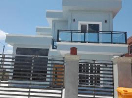 5 Bed Villa Sleeps 10 with Jacuzzi, hotel v destinaci Georgetown