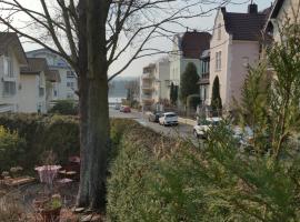 होटल की एक तस्वीर: Wohnung am Rhein, 20 Minuten von Bonn/ 45 Minuten von Köln. Möbliert perfekt für Wochenendfahrer/in