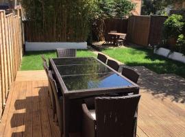 Spacious 5 Large Bedroom Victorian House - Beach 2 Miles, Hotel in Parkstone