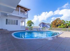 होटल की एक तस्वीर: Villa Between Montego Bay & Ochi Rios With Cook