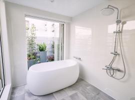 「まちのオアシス」STAY UWU 005 空を眺める半露天風呂, Hotel in Kōchi