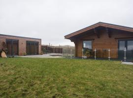 Hotel Photo: Height End Farm Log Cabin