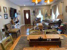 Hotel foto: StockYards!-1 block away ! Cowboy Cottage sleeps 9