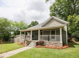 होटल की एक तस्वीर: Bungalow & Tiny Guest House with Private Fenced Yard