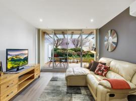 Hotel Photo: MadeComfy Spacious Canberra Living with Courtyard