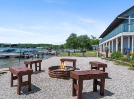 酒店照片: Queen Suite with Scenic Views at Fife Lake Lodge