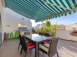Hotel Photo: Spacious 2BR home with Large, Private Sun Terrace by 360 Estates