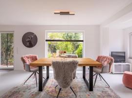 Adenauer Zwölf - Das 5 Sterne Ferienhaus mit Sauna und Garten am Eifelsteig, hotel in Kerpen