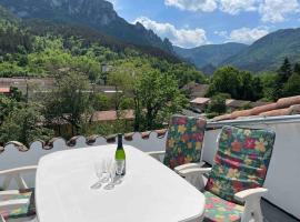 Hotel Photo: Cosy house with roof terrace and stunning views