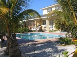 รูปภาพของโรงแรม: Beach Paradise with Pool and Boating Dock