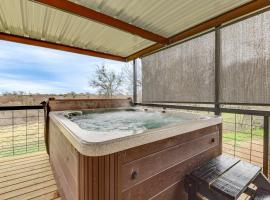 Hotel fotoğraf: Country Creekside Haven with Private Hot Tub and Deck!