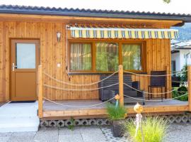 Bungalow by Lake Ossiach with Mountain Views, hotel v destinaci Tratten