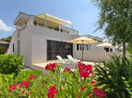 Фотография гостиницы: Apartments in Villas Punta Skala with beachpool