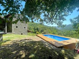 ホテル写真: Elegant stone villa with swimming pool