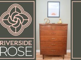 Hotel Photo: Riverside Rose - Stylish Riverfront Getaway