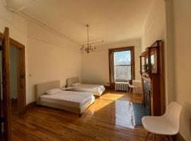 Hotel Photo: Large Room in Charming Townhouse