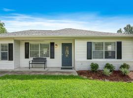 Хотел снимка: Sleep 7 in this 3 Bedroom Home walking distance Sylvan Beach with Game room work area high speed wifi La Porte close to Kemah NASA