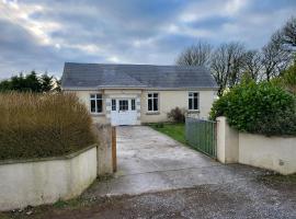 A picture of the hotel: Peaceful Farm Cottage in Menlough near Mountbellew, Ballinasloe, Athlone & Galway