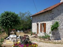 A picture of the hotel: Gîte Sansac-de-Marmiesse, 2 pièces, 3 personnes - FR-1-742-200