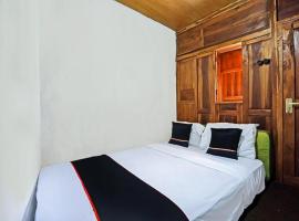 Foto di Hotel: Lembah Mbalong Resort Mitra RedDoorz Near Exit Tol Singosari